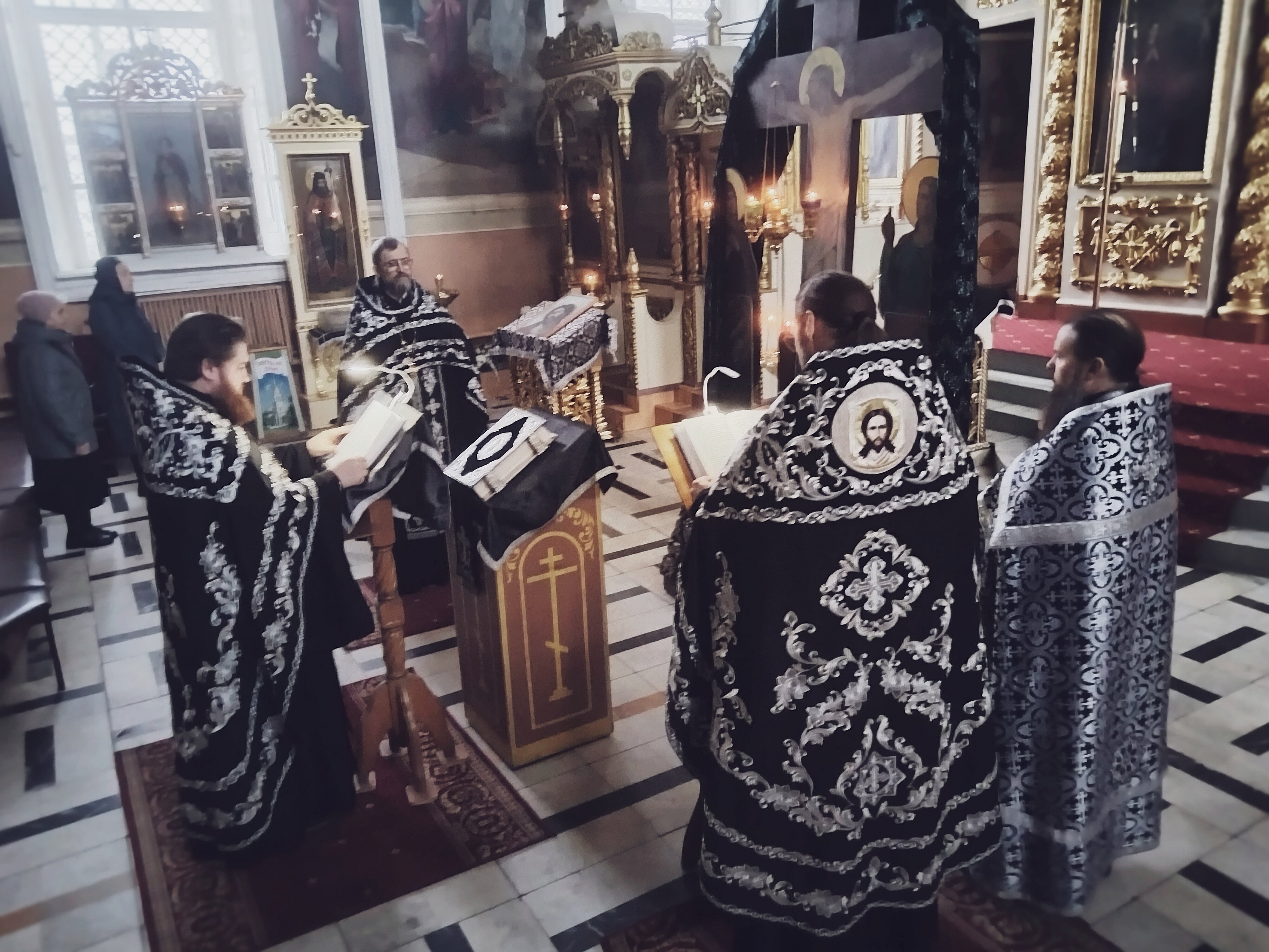Сегодня — самый скорбный день церковного года.В Великую пятницу мы вспоминаем искупительные страдания и крестную смерть  Христа.