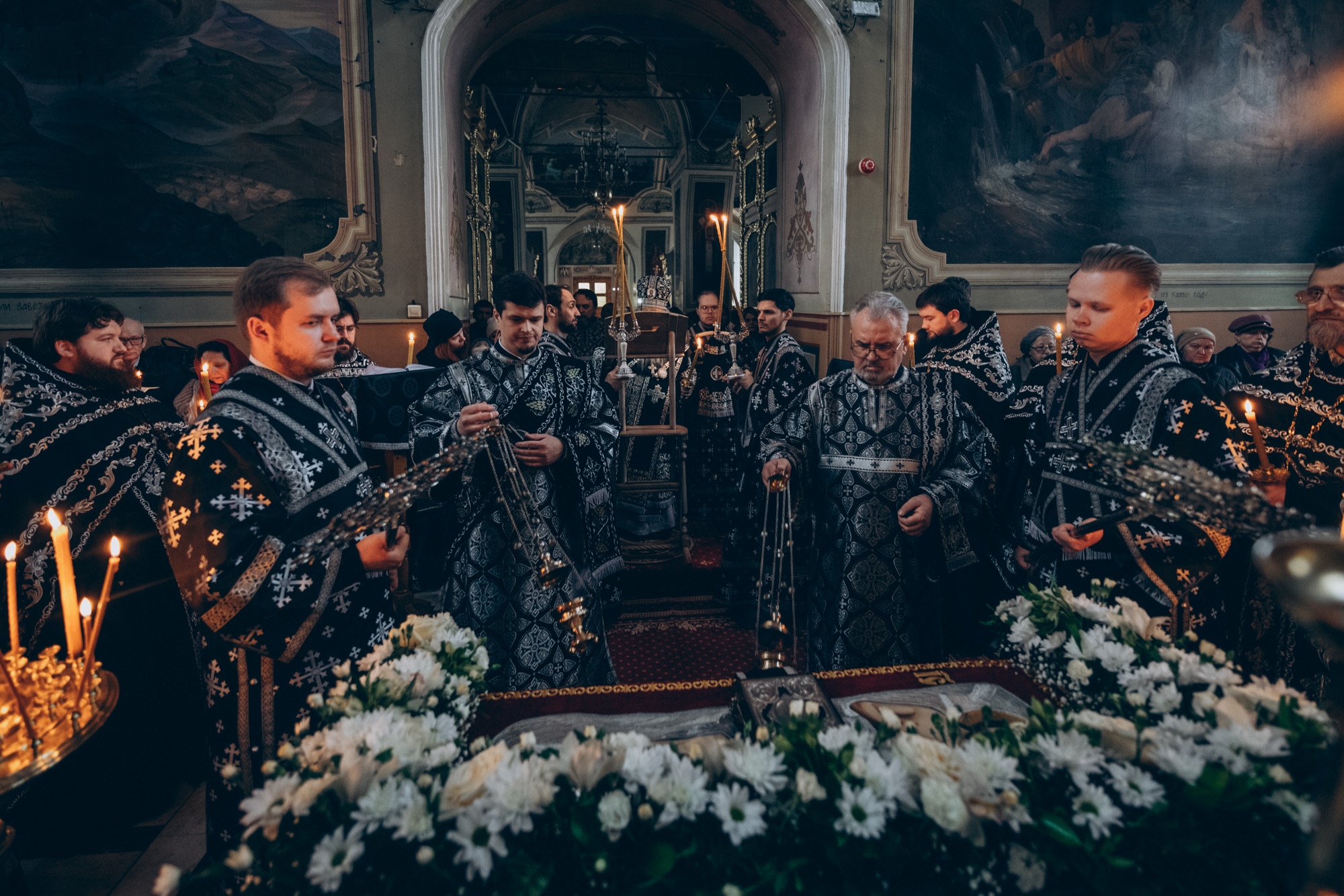 Вечерня с выносом Плащаницы, канон на плач Богородицы, 17 кафизма, крестный ход.