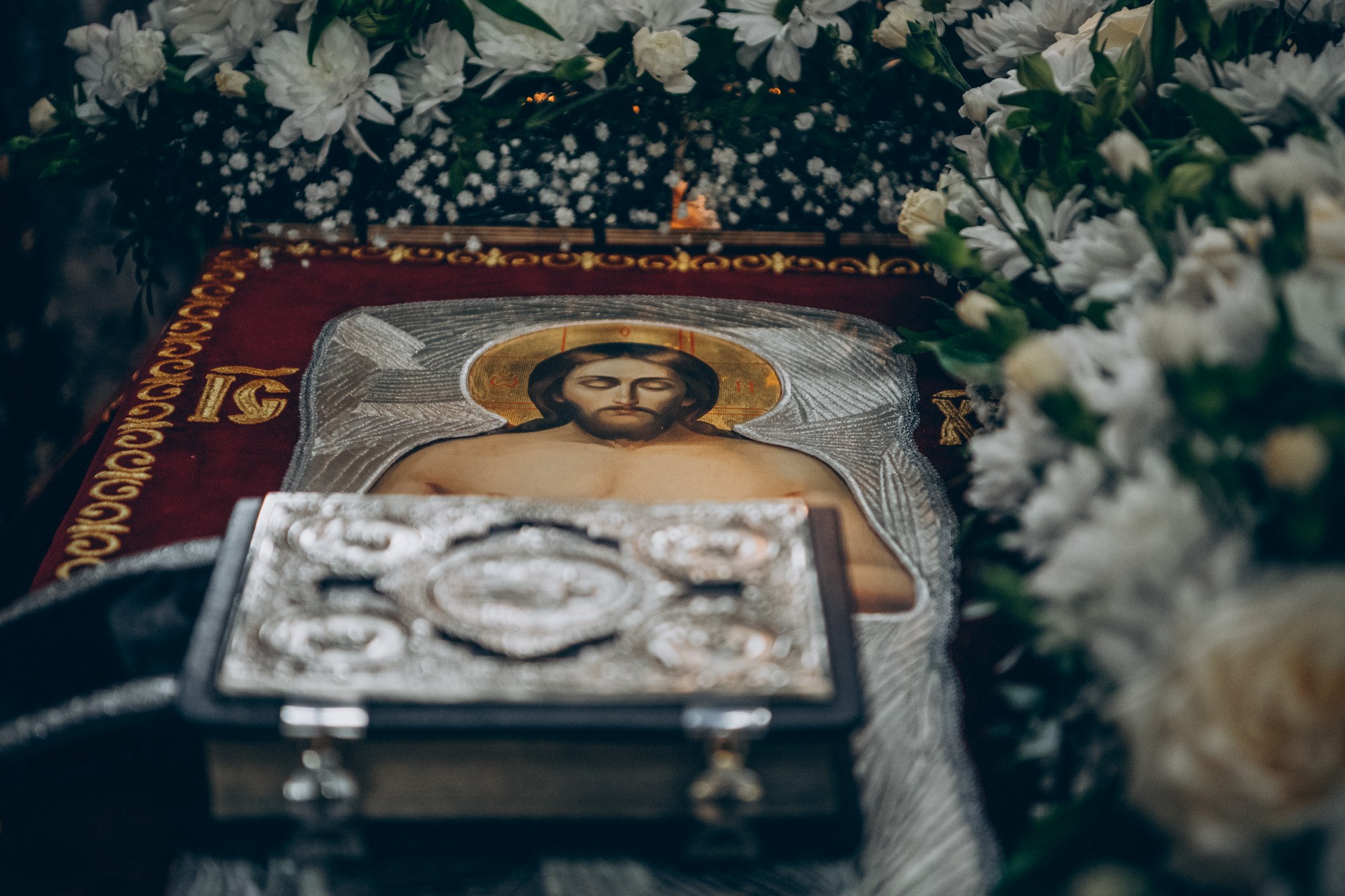 Да молчи́т вся́кая плоть челове́ча, и да стои́т со стра́хом и тре́петом...